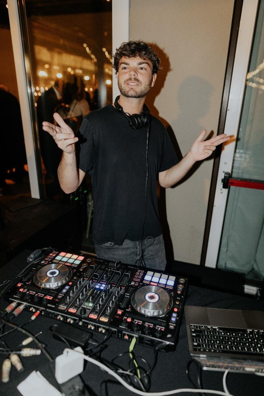 Aki López Alcalá en cabina durante un evento
