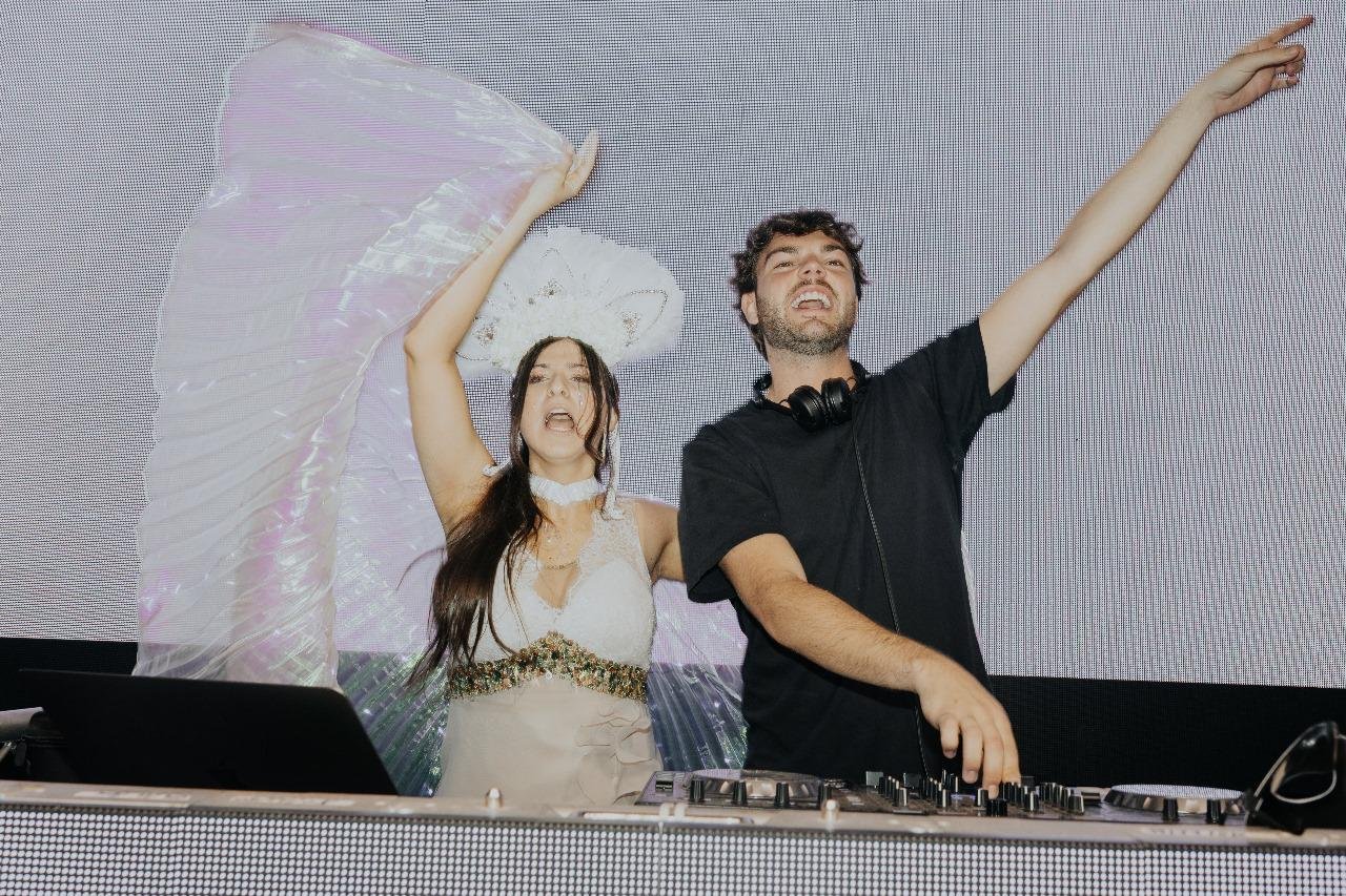Aki López Alcalá musicalizando una fiesta