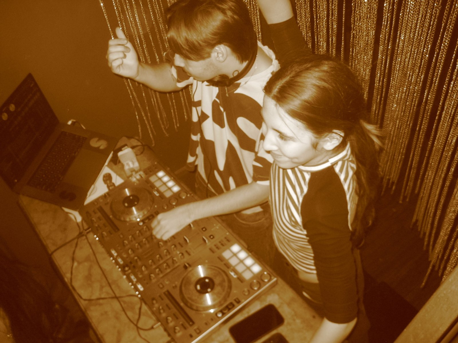 Bauti Martínez Larrea junto a otra DJ frente a la consola
