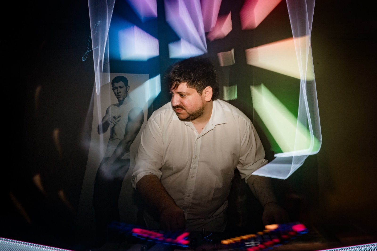 Fede Ibarra en cabina rodeado de trazos de luces de colores