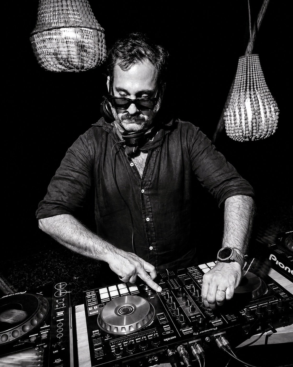 Gordoncho Tellado ajustando la consola bajo lámparas colgantes