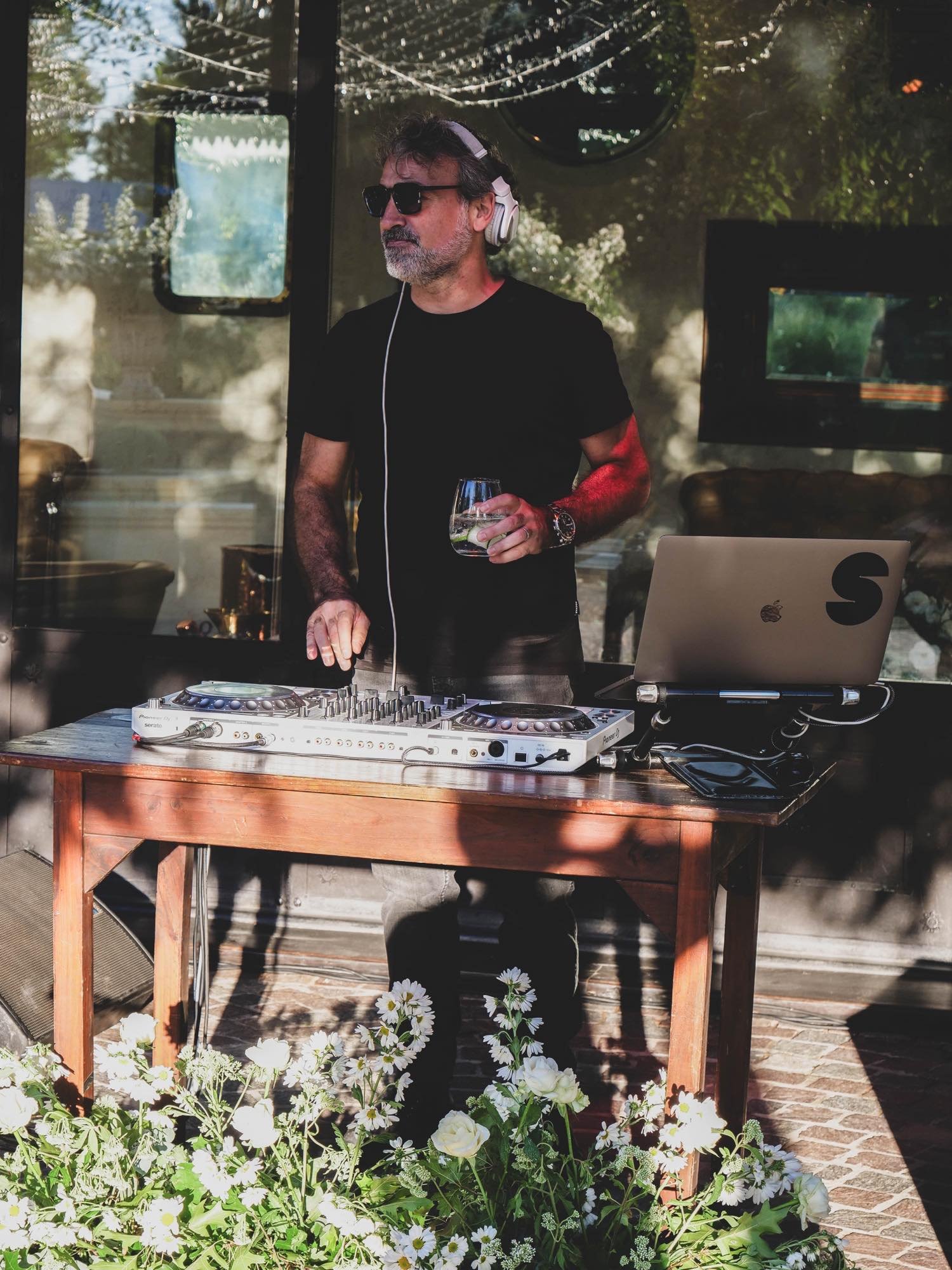 Juan Diego Martínez Larrea musicalizando una fiesta