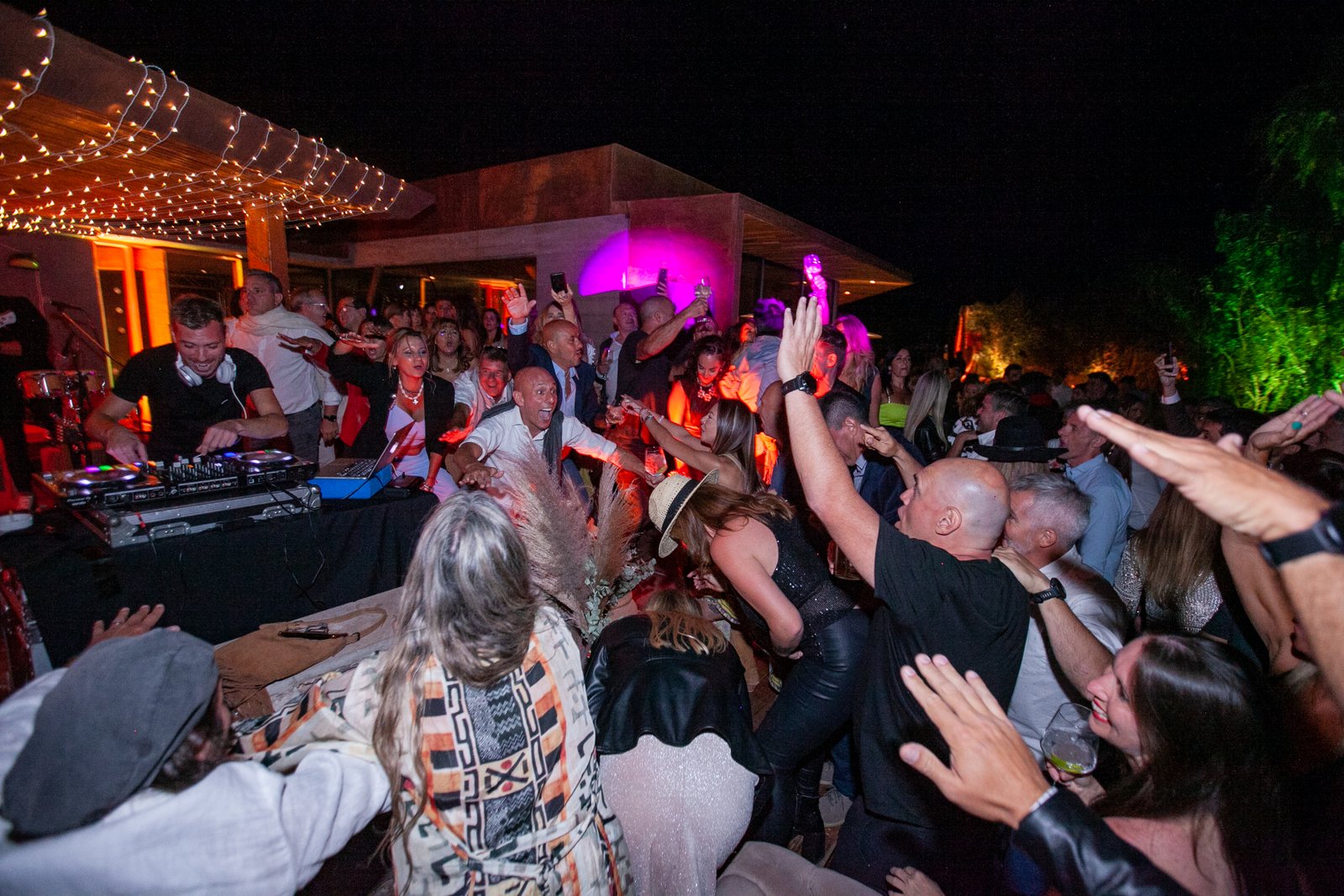 DJ Sarapura en cabina durante una fiesta