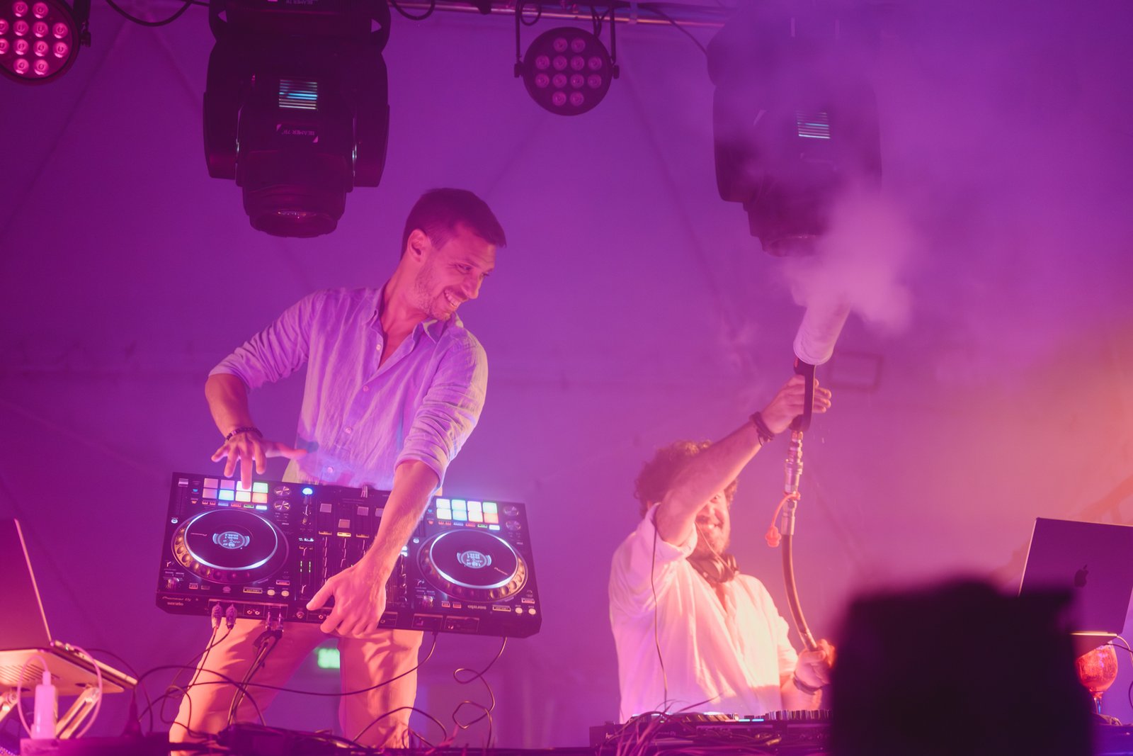 Mariano Zappala musicalizando en cabina