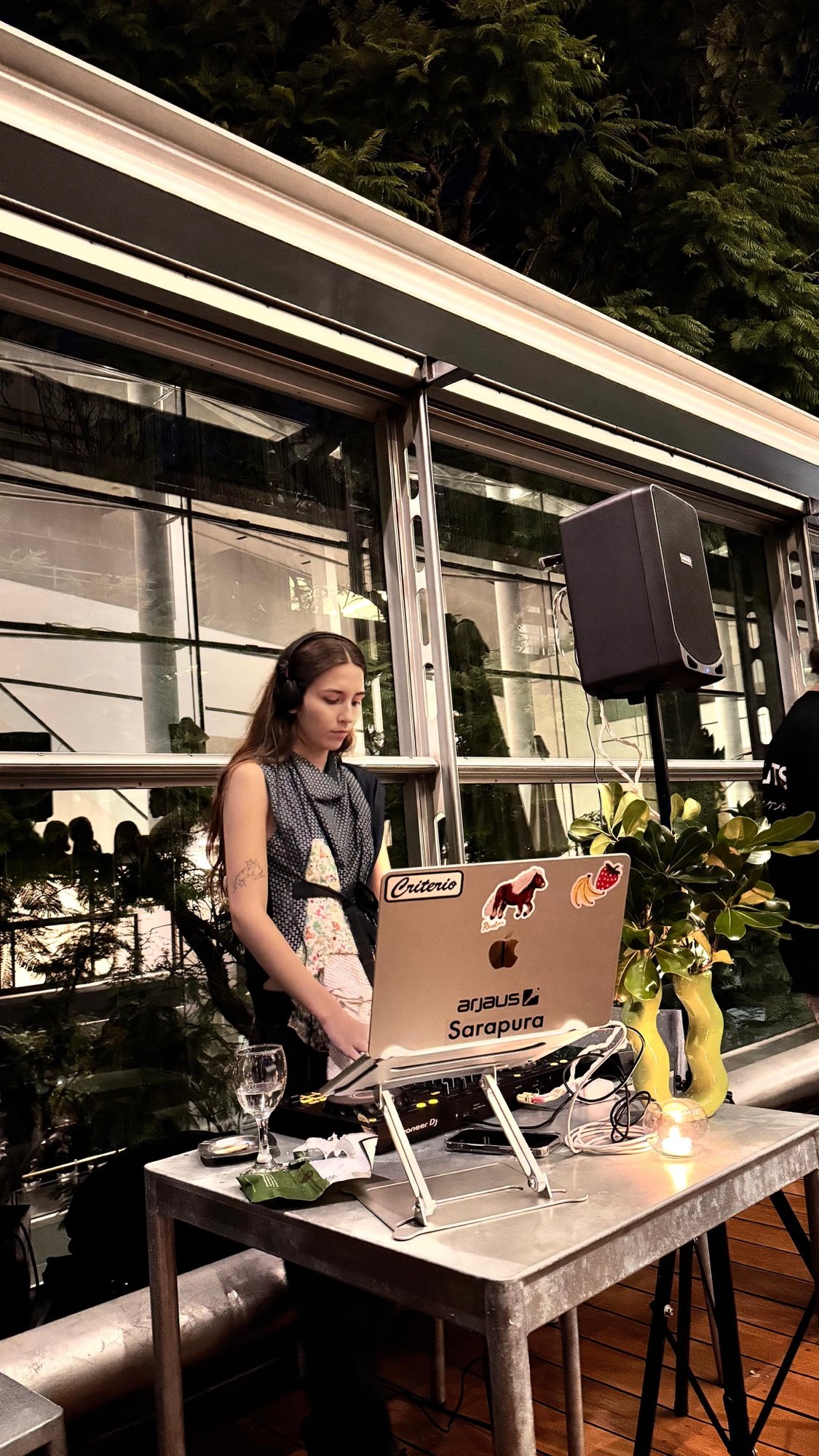 Olivia Oxenford musicalizando un evento