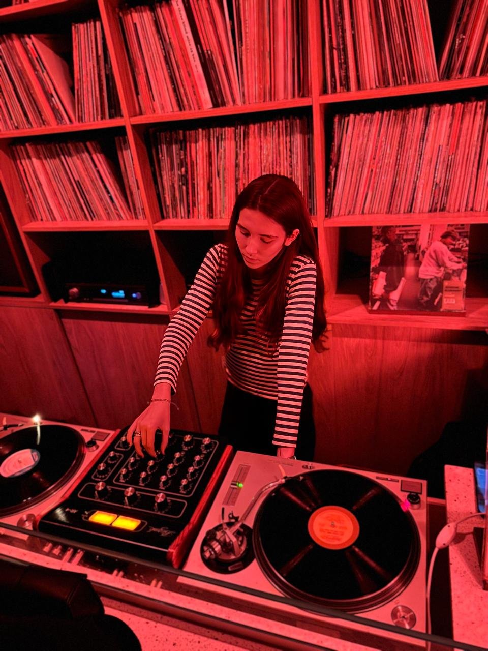 Olivia Oxenford durante una presentación en vivo