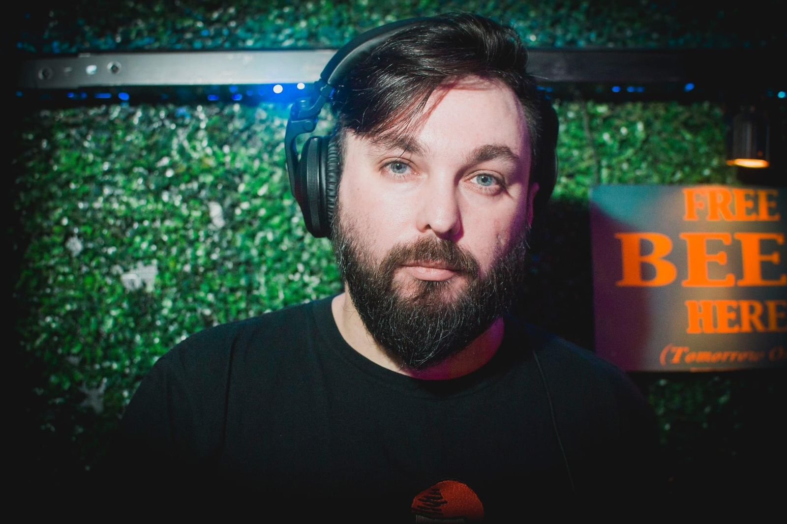 Pato Zuñiga DJ Sarapura durante una presentación en vivo