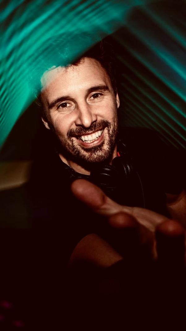 Rafa García Juanicó sonriendo con auriculares y una mano hacia la cámara